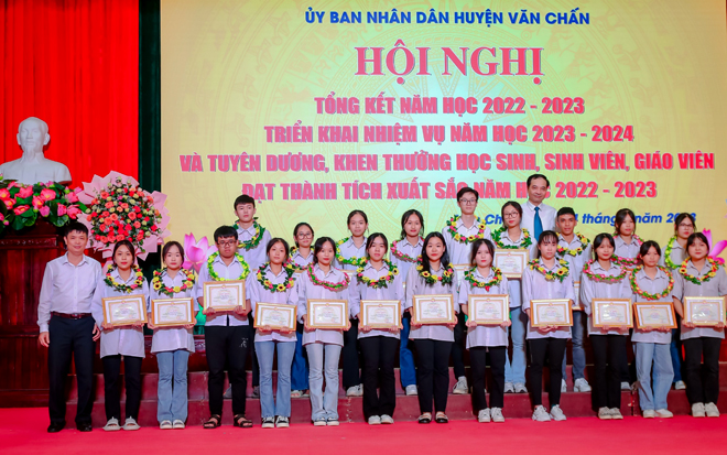 Lãnh đạo huyện Văn Chấn khen thưởng các học sinh đã có thành tích xuất sắc trong năm học 2022 - 2023